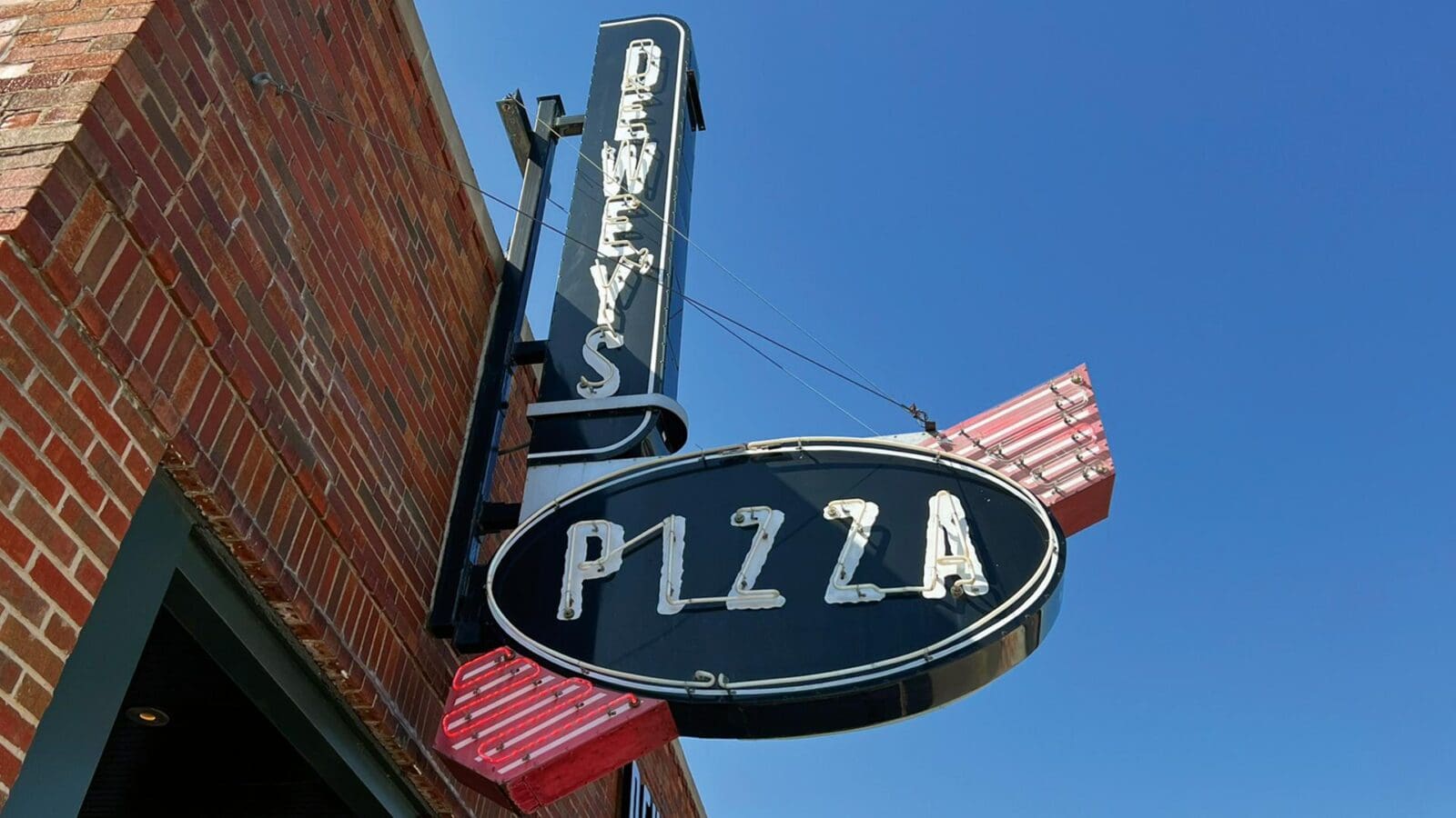Dewey's-Pizza-Edwardsville-Exterior