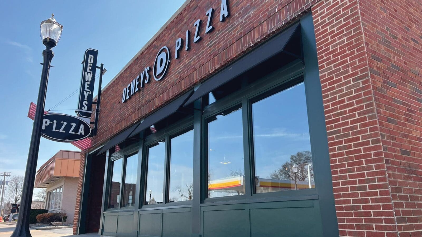 Dewey's-Pizza-Edwardsville-Exterior