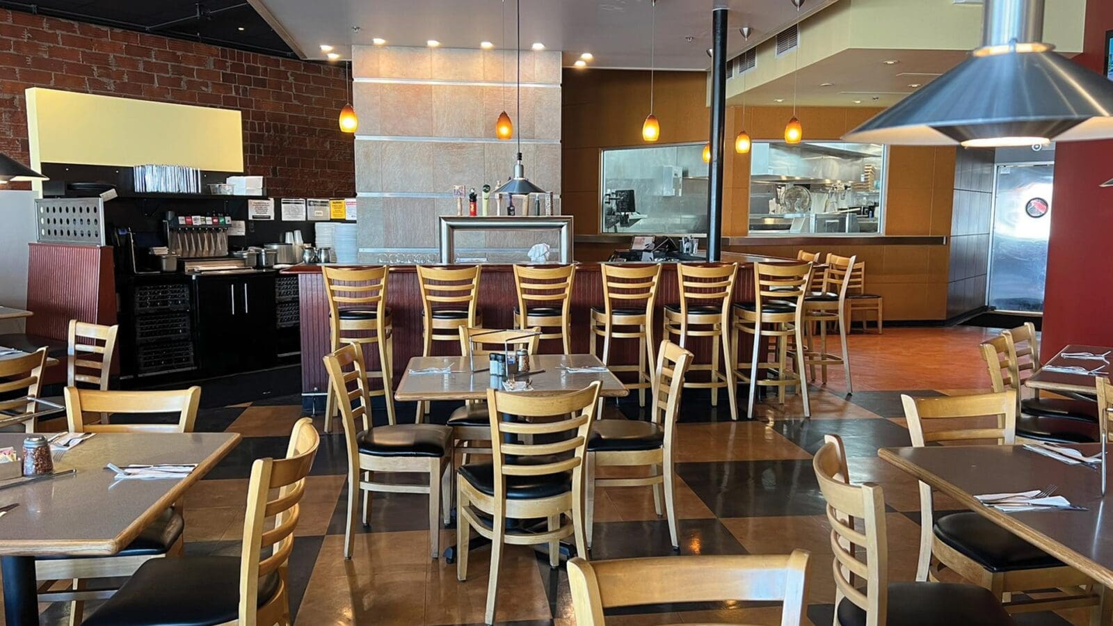 Dewey's-Pizza-Edwardsville-Interior-02