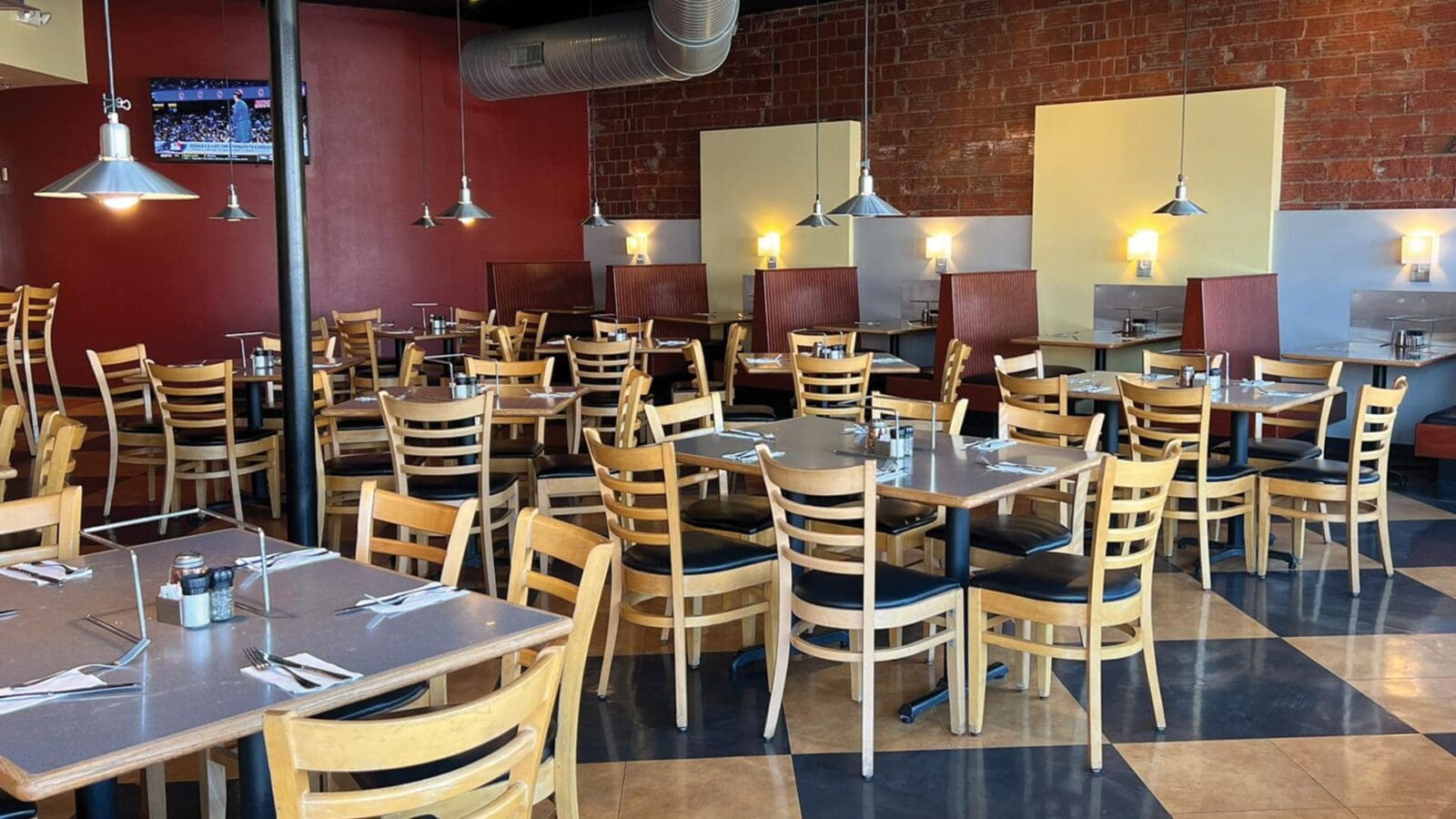 Dewey's-Pizza-Edwardsville-Interior