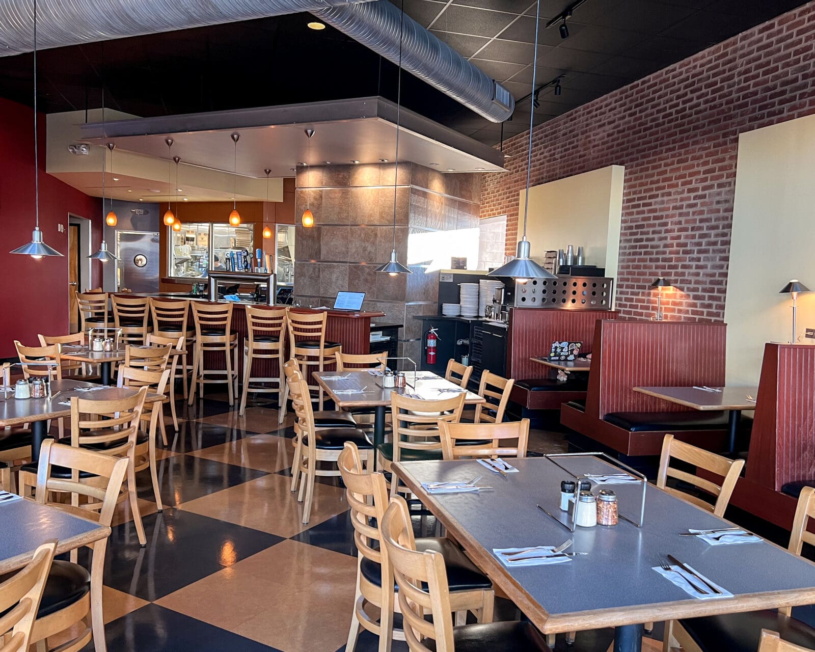 Dewey's Pizza - Grandview dinning room