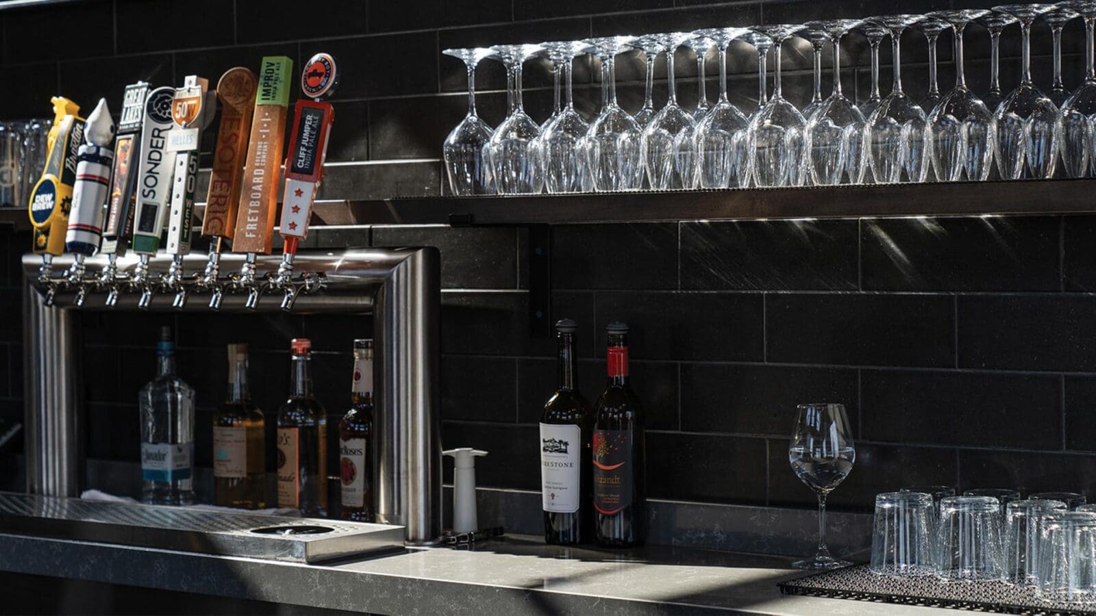 Dewey's-Pizza-Harper's-Point-Bar