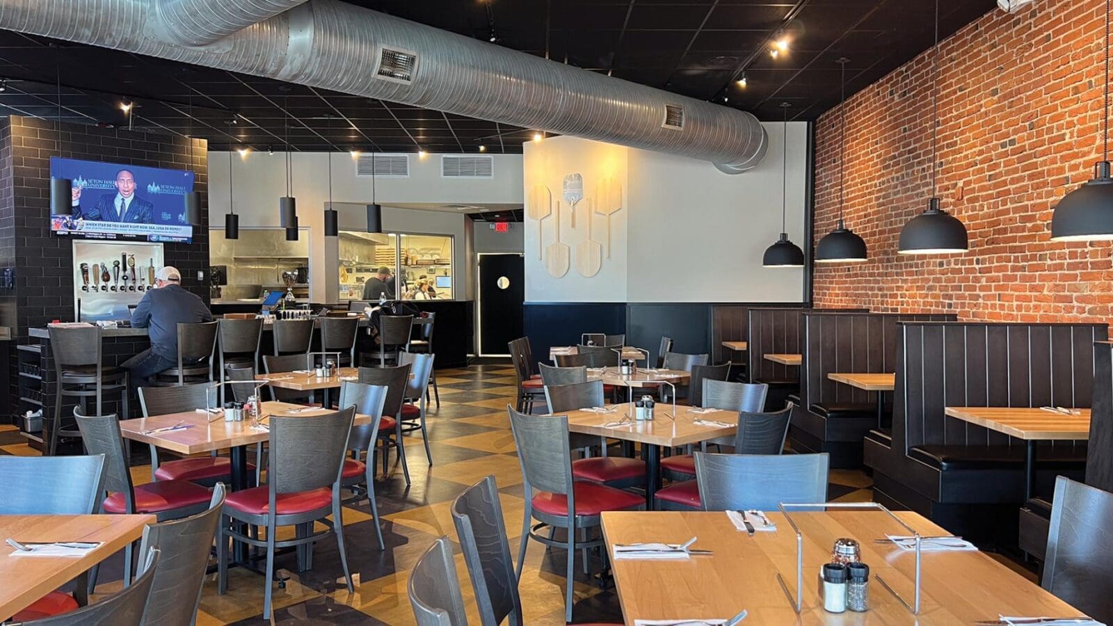 Dewey's-Pizza-Kirkwood-Inside-Bar