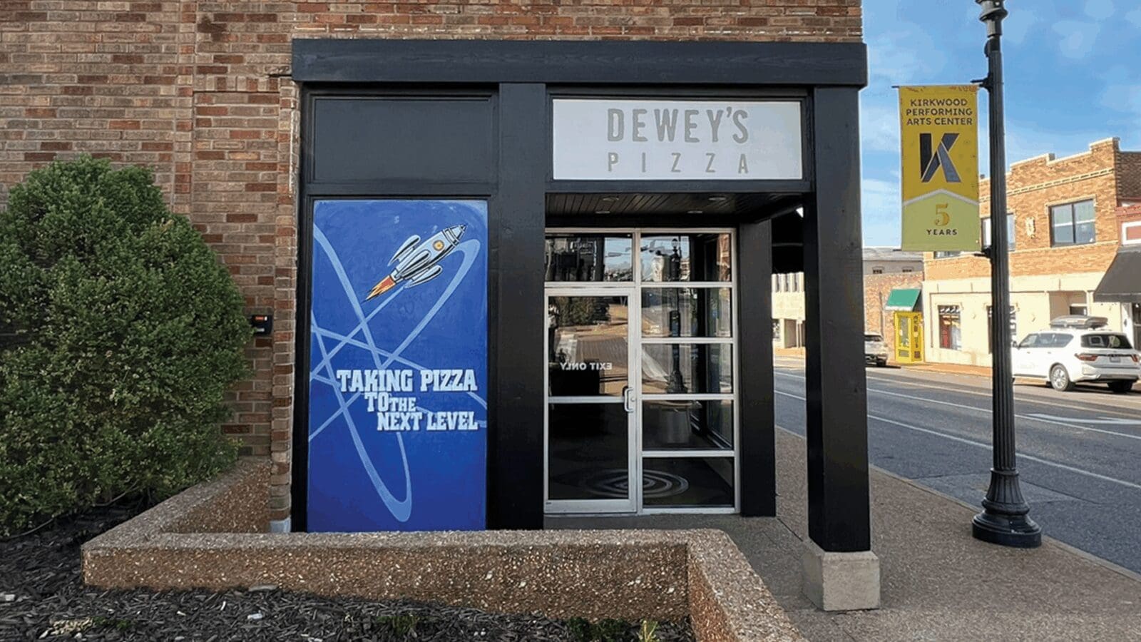 Dewey's Pizza - Kirkwood - Entrance