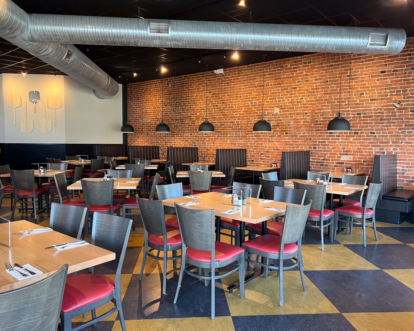 Dewey's-Pizza-Kirkwood-Inside