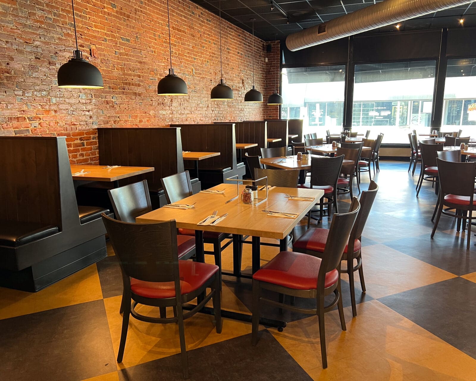 Dewey's-Pizza-Kirkwood-Inside