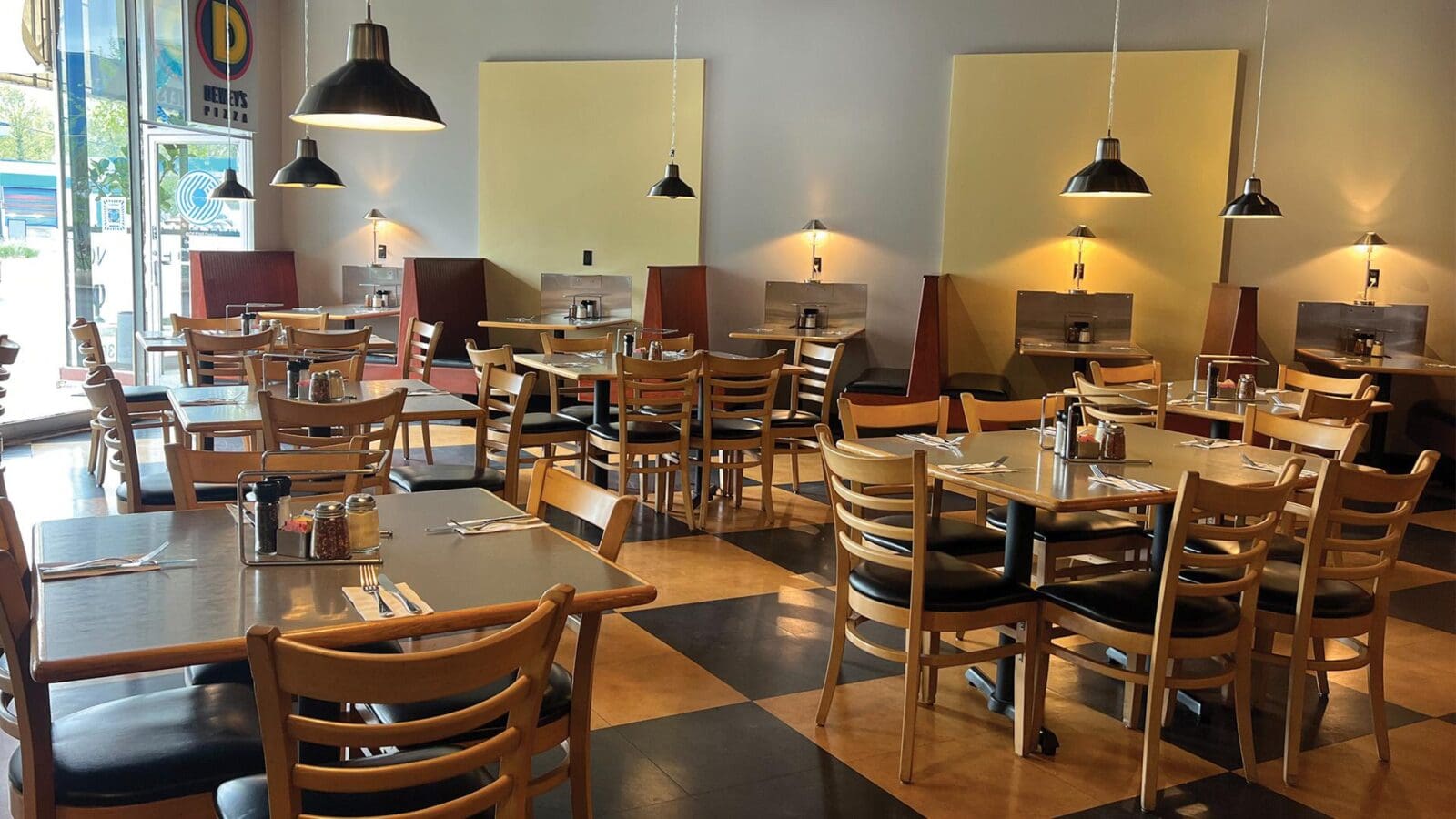 Dewey's-Pizza-Oakley-Inside-Dinning-Room