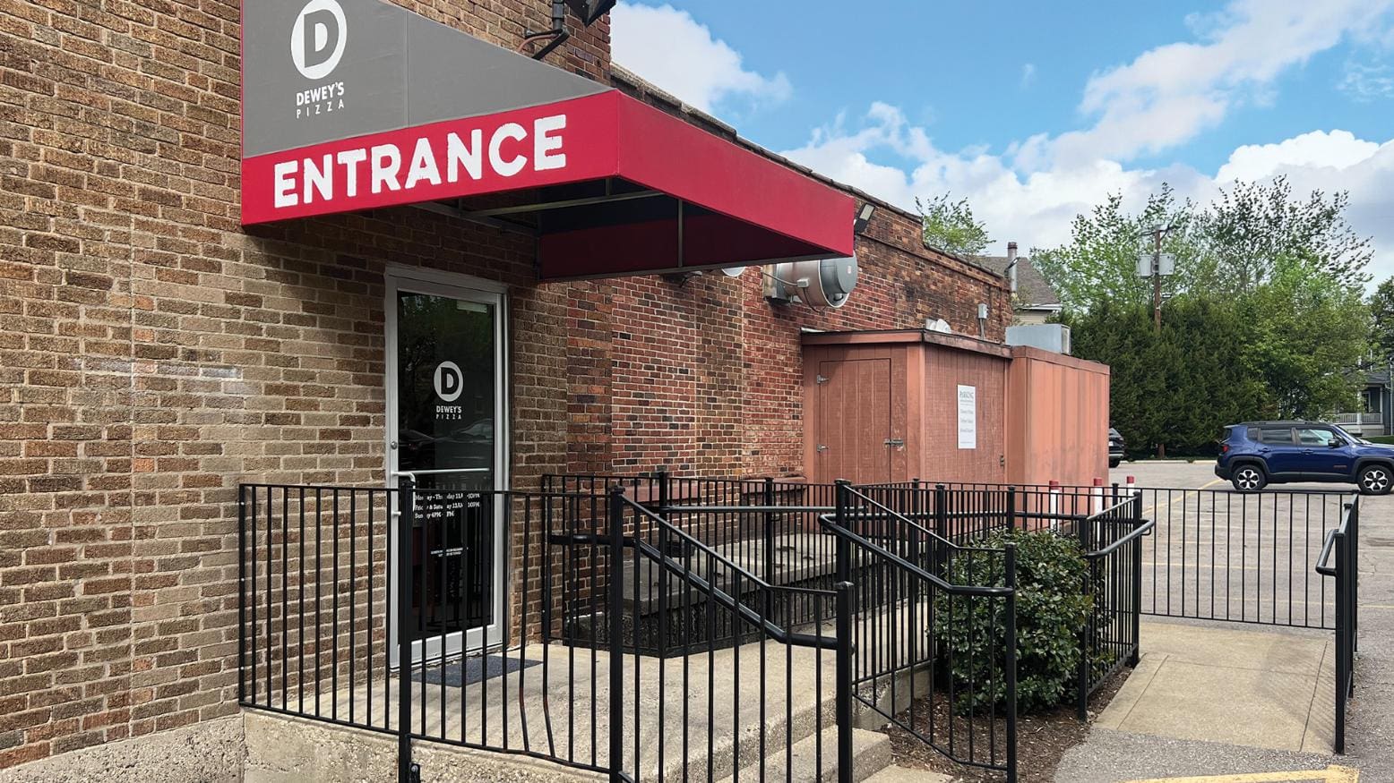 Dewey's-Pizza-Oakley-Outside-Entrance