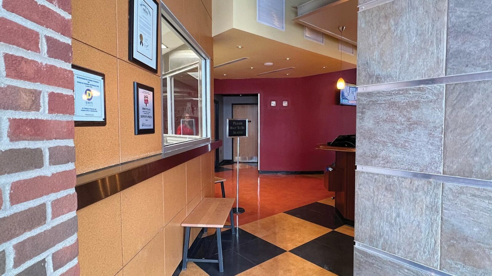 Dewey's-Pizza-Worthington-Entrance