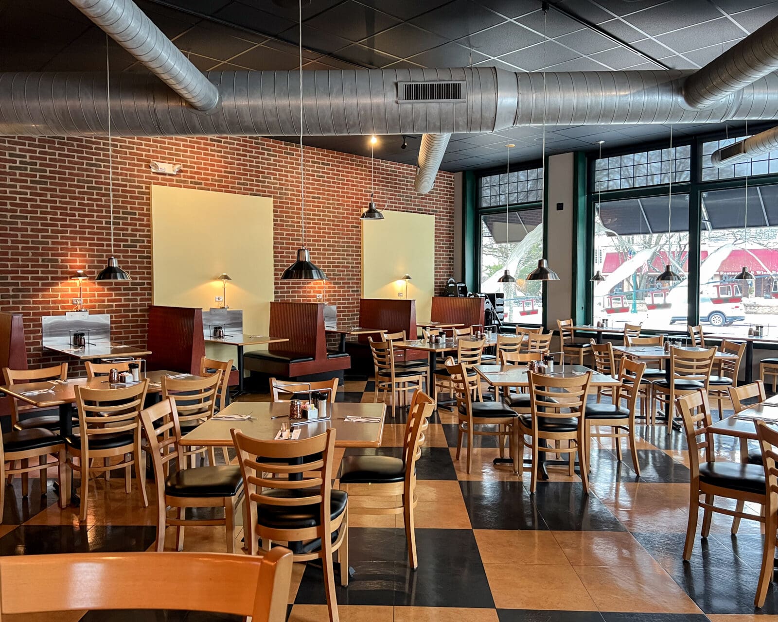 Dewey's Pizza - Worthington dinning room