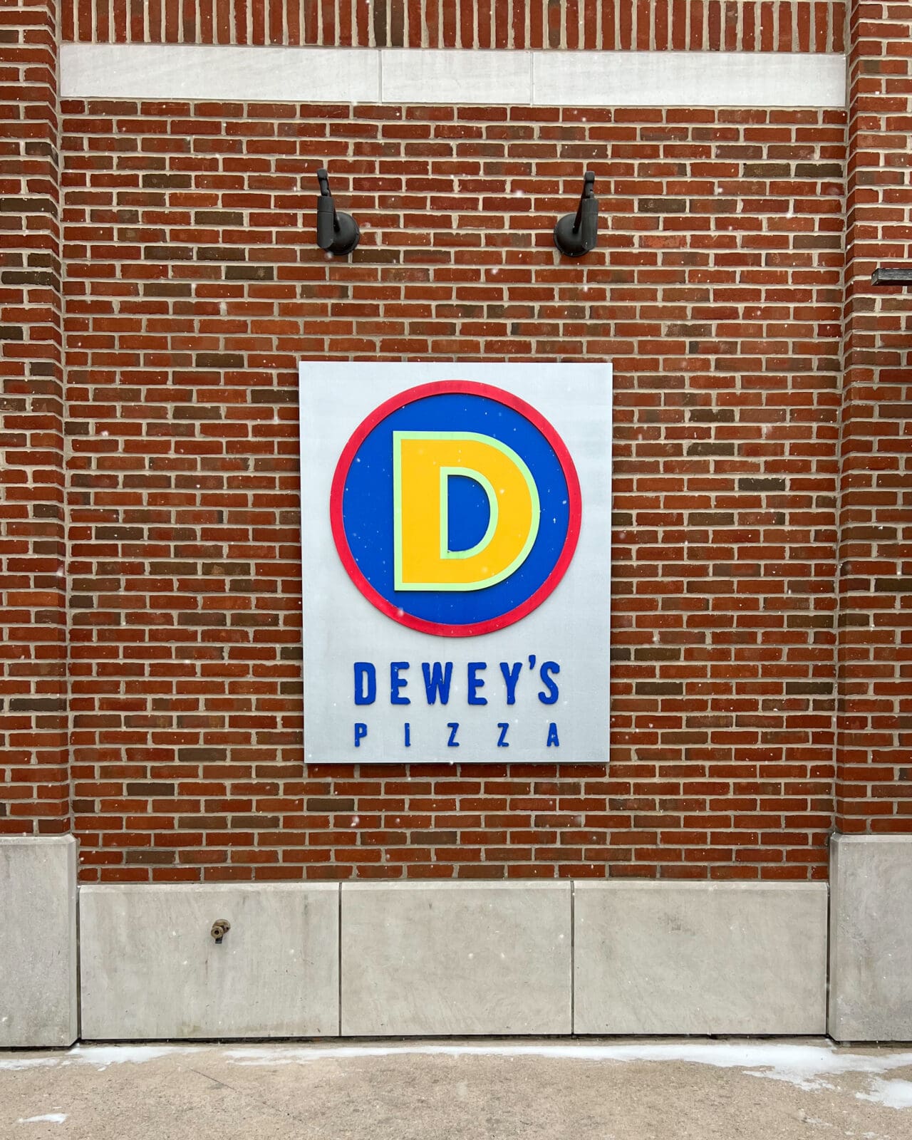 Dewey's Pizza - Worthington outside sign
