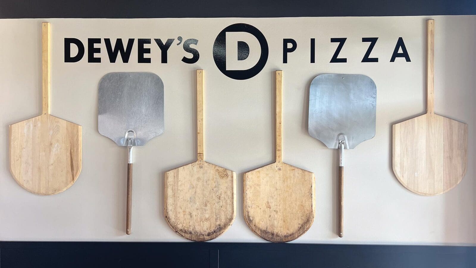 Dewey's-Pizza-Union-Kentucky-Entrance